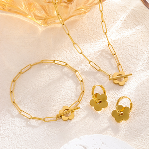 Pendientes de Aro Huggie con Flor de Ciruelo en Acero Inoxidable con Baño de Oro PVD de 18K |   Joyería de Moda para Mujeres, Estudiantes y Chicas - Product Image 6