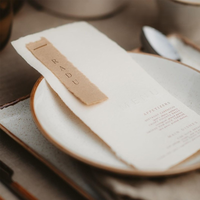 Cartes de table de mariage personnalisées de style français, faites à la main, en papier à bords bruts, style ticket/billet, pour table de mariage
