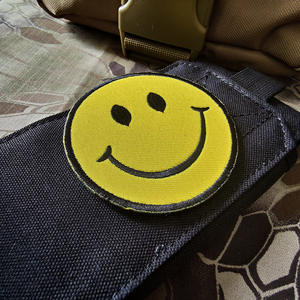 แผ่นปะผ้าลูกไม้ลายยิ้มสีเหลืองน่ารักแบบ 3 มิติ ปักลายบนผ้าเดนิม พร้อมแถบตีนตุ๊กแกสำหรับติดหมวก - Product Image 4