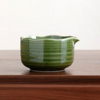 Thé matcha japonais artisanal de style classique, comprenant un fouet à matcha, un bol et un support en céramique pour le kit de cérémonie du thé