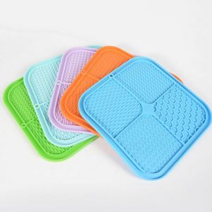 Alfombrilla de silicona personalizable al por mayor para lamer para mascotas, antideslizante, comedero lento con ventosa, sin BPA, para perros y gatos - Product Image 1