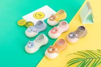 Chaussons en peluche, câlins, avec des amis animaux en fourrure et des semelles antidérapantes, transformant les premiers pas en une aventure douillette et mignonne