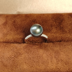 Anillo Unisex Clásico de Piedra Preciosa con Perla Negra de Tahití en Engaste de Oro de 18K y Diamante en Forma de Estrella de Cuatro Puntas, Certificado por el NGTC - Product Image 3