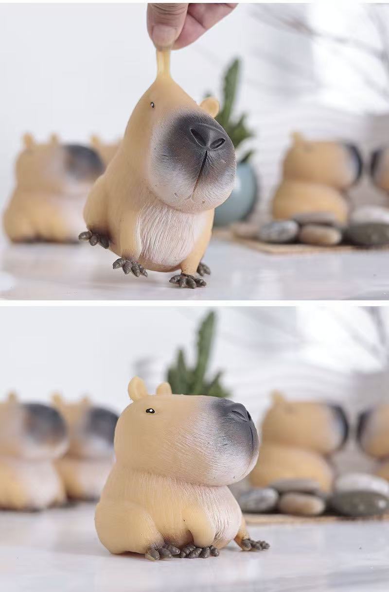 Due grandi figure capibara (versione scolpita)