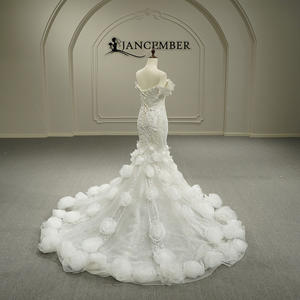 Vestido de Novia Moderno de Lujo GT26042, Color Marfil, Estilo Princesa, con Apliques de Encaje y Cuentas, Cola de Sirena, Flores 3D - Product Image 2