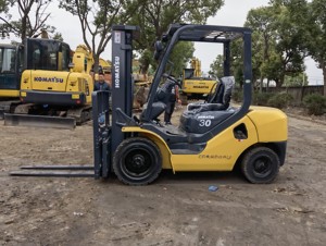 Montacargas Komatsu Usado Original de Japón, 30 Toneladas, Diésel, Fd300, Montacargas Komatsu de 2.5 Toneladas, Diésel, en Buen Estado, en Venta - Product Image 2