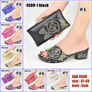 Ensemble sandales à talons hauts et pochette Sinya pour femme, style rose italien fuchsia avec décoration en pierre, fermeture à bouton pour l'été - Product Image 2