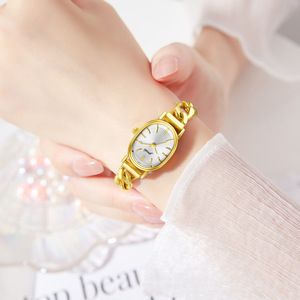 Reloj de Cuarzo de Aleación Pequeño con Esfera Ovalada y Brazalete de Cadena de Mezclilla Minimalista para Mujer, Gran Venta - Product Image 6