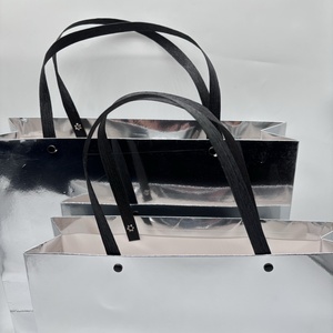 Sac en papier argenté avec logo personnalisé pour vêtements, sacs en papier métallisé brillant, emballage cadeau de luxe pour le shopping - Product Image 6