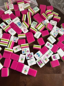 Tuiles <span class=keywords><strong>de</strong></span> Mahjong américaines en acrylique gravées avec une <span class=keywords><strong>photo</strong></span> réelle <span class=keywords><strong>de</strong></span> rose, 4 couleurs # 30, Articles <span class=keywords><strong>de</strong></span> fête écologiques, faible MOQ - Product Image 1