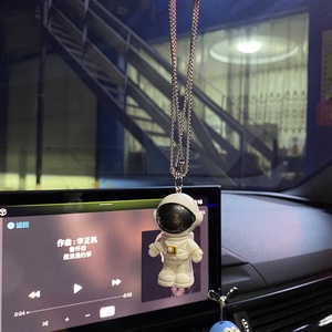 Décoration automatique Pendentif de <span class=keywords><strong>voiture</strong></span> Intérieur Super mignon Astronaute Rétroviseur Suspendu Charmes Ornement Résine Pendentif de <span class=keywords><strong>voiture</strong></span> - Product Image 4