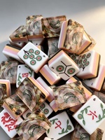 Juego de Mahjong Americano de Acrílico Premium con Textura de Concha de Abulón, Laterales Degradados en Naranja y Fichas de Mahjong con Patrón Floral Personalizado