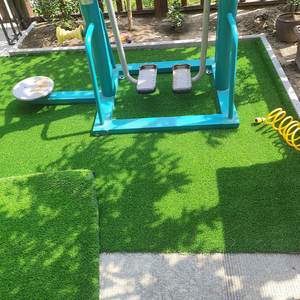 Rotolo di erba sintetica impermeabile morbido di alta qualità per l'applicazione interna per gli sport da giardino e il tappeto paesaggistico Premium di calcio - Product Image 6