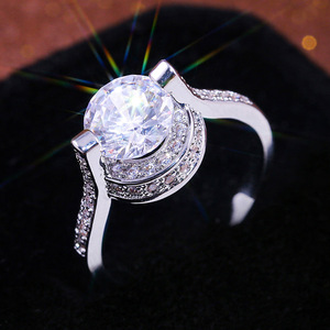 Anello con Cristallo Fluttuante per Donne, Accessorio Minimalista Elegante per Uso Quotidiano e Feste - Product Image 1