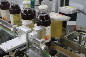 Machine d'étiquetage automatique électrique SKILT, positionnement fixe sur les bouteilles et les canettes - Product Image 3