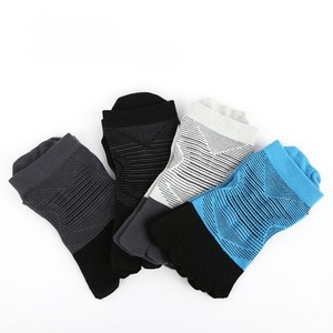 Vente en gros Chaussettes de randonnée pour marathon à 5 orteils Chaussettes Coolmax à séchage rapide Chaussettes de sport décontractées absorbant la sueur pour hommes - Product Image 6