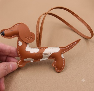 Porte-clés léger et pliable en cuir PU écologique pour chien Teckel avec impression typographique pour la décoration de sac à main - Product Image 1