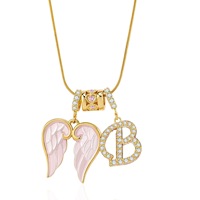 Collier Aile d'Ange Plaqué Or avec Pendentif Lettre Initiale Cursive Personnalisée en Émail Rose, Breloque Zircon et Chaîne Serpent