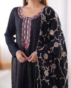 Ensemble Kurti en soie Chinon de haute qualité pour femmes avec broderie élégante et dupatta assorti, adapté aux tenues de soirée et festives - Product Image 4