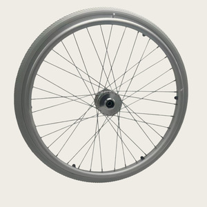 Rueda trasera de 24 pulgadas con rodamientos y neumático sólido para silla de ruedas manual, de caucho negro duradero - Product Image 1