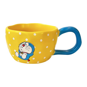 แก้วเซรามิกโดราเอมอน ลายจุดสีเหลือง พร้อมหูจับสีน้ำเงิน สำหรับใช้ในบ้านและสำนักงาน - Product Image 1