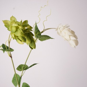 Vigne de chouignons artificielle 60 cm en caoutchouc souple, 2 têtes de fleurs roses et blanches, pour décoration de mariage, décoration intérieure, accessoires de photographie en extérieur - Product Image 2