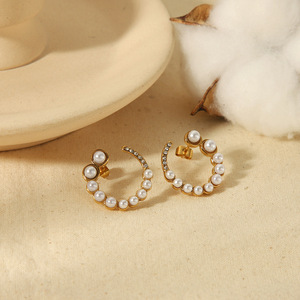 Pendientes de Perlas en Forma de C con Baño de Oro y Bisel de Acero Inoxidable para Uso Diario - Product Image 1