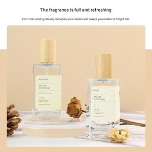 Aopoka 4 Smell 50ml Perfume para Mujer, <span class=keywords><strong>Eau</strong></span> <span class=keywords><strong>de</strong></span> <span class=keywords><strong>Toilette</strong></span> en Spray, Aroma Amaderado, Duradero, Refrescante, Personalizado, OEM, Perfumes Corporales para Damas - Product Image 5