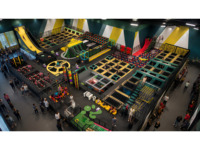 Équipement de parc de trampolines intérieur sur mesure de couleur turquoise avec grande roue, piscine à balles et toboggan pour FEC et centres commerciaux