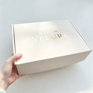 กล่องไปรษณีย์กระดาษแข็งสีเบจปรับแต่งได้พร้อมโลโก้ฟอยล์สีทอง กล่องขนส่งแบบพับได้สำหรับเสื้อผ้า เครื่องสำอาง และของขวัญ - Product Image 2