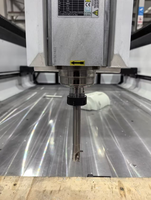 Routeur CNC Rongchi 4 axes pour polystyrène avec axe rotatif, système personnalisé Rongchi, lit de travail en tubes soudés pour moulage de sculptures cylindriques en mousse