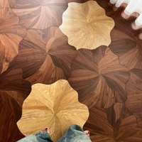 Parquet en bois d'ingénierie à motifs mélangés incrustés, grand motif de fleur de lotus, style de courbe irrégulière, mur de fond, sol en bois