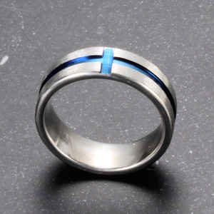 Anillo de acero de titanio de 6 mm con incrustaciones de cruz de resina epoxi azul, joyería de compromiso para mujer - Product Image 4