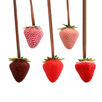 Breloque de sac 3D personnalisée en forme de fraise, porte-clés en résine avec sangle en cuir, pendentif fruit mignon pour sac à main, porte-clés de voiture OEM/ODM