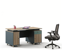 Bureau de travail moderne en bois avec étagère et poste de travail stable