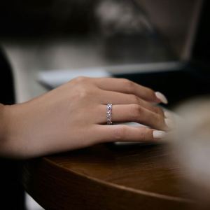 Anillo de Plata 925 con Diseño Delicado y Único de Dylam, Banda de Eternidad con Circonita Cúbica 5A, Patrón Calado, Joyería - Product Image 4