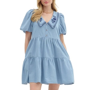 เดรสยีนส์สั้นสีฟ้าอ่อน แขนสั้น คอวี แต่งลายปัก สำหรับผู้หญิง แฟชั่นปรับแต่งได้ - Product Image 1