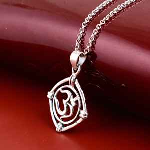 Fabricante indio, mayorista de joyas, colgante religioso OM, collar de cadena nupcial, joyería india en tono plateado para mujer - Product Image 3
