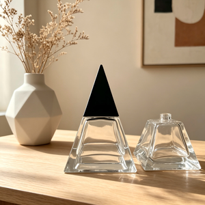 Flacons de <span class=keywords><strong>parfum</strong></span> en verre pyramidaux à fond carré de 30 ml, 50 ml, 100 ml, flacons de lotion <span class=keywords><strong>parfum</strong></span>ée, flacons vaporisateurs sous vide - Product Image 2