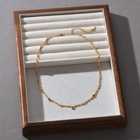 Collar de Cadena con Nudo, Inspirado en el Lujo, Éxito de Ventas, Latón con Baño de Oro de 18K y Detalles de Circonita Roja, Joyería para Mujer, Venta al por Mayor