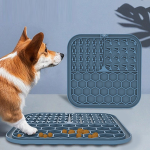 Tapis à lécher en silicone écologique portable avec ventouse et design carré pour un utilisation facile comme bol d'eau et de nourriture pour chiens - Product Image 1