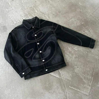 Ensemble deux pièces en denim délavé vintage pour homme, veste à imprimé abstrait et jean ample, tenue décontractée streetwear style motard