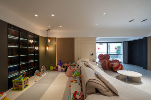 Meuble à chaussures d'entrée moderne avec rangement intégré, portes en verre à cadre noir et éclairage LED. - Product Image 4