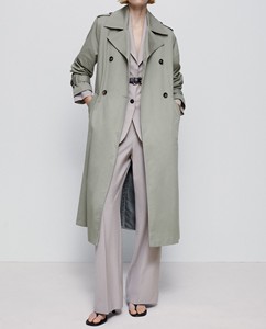 เสื้อโค้ทกันหนาวแบบยาว ทอผ้าเนื้อดี ระบายอากาศได้ดี ตัดเย็บแบบกระดุมสองแถว  ผ้าด้านนอกทำจากโพลีเอสเตอร์  ดีไซน์เรียบสีพื้น - Product Image 1