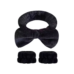 Vente en gros <span class=keywords><strong>bandeau</strong></span> en flanelle blanche simple <span class=keywords><strong>bandeau</strong></span> de <span class=keywords><strong>cheveux</strong></span> de maquillage pour filles sous la forme d'un bracelet de lavage de visage d'arc - Product Image 4