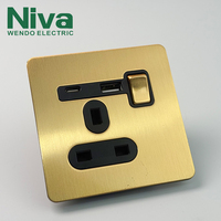 Enchufe universal Niva Brass Single 13A con interruptor y puerto USB A+C de carga rápida para hoteles de lujo y hogares.