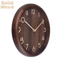 Horloge murale en bois à mouvement silencieux avec cadre en pin et design moderne