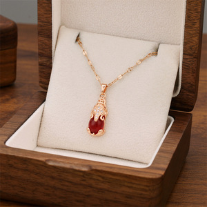 Un collar de acero de titanio para mujer de estilo retro está vendiendo mucho en Douyin <span class=keywords><strong>Live</strong></span>. No se Desvanece y Está Hecho de Oro Rosa, lo que lo Hace - Product Image 2