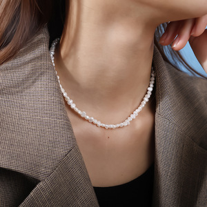 สร้อยคอมุกน้ำจืดธรรมชาติทรงไม่สมมาตรสำหรับผู้หญิง ชุบทอง 18K บนสแตนเลสสตีล สวมใส่ได้ทุกวัน สไตล์หรูหรา - Product Image 4