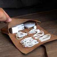 Enrouleur de câble en cuir avec logo personnalisé, étui organisateur, support de téléphone technique avec bouton laser, conception de sac de chargeur d'écouteur personnalisable